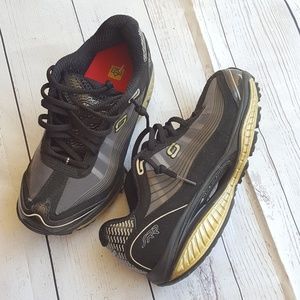 Skechers resistant sneakers sz 7